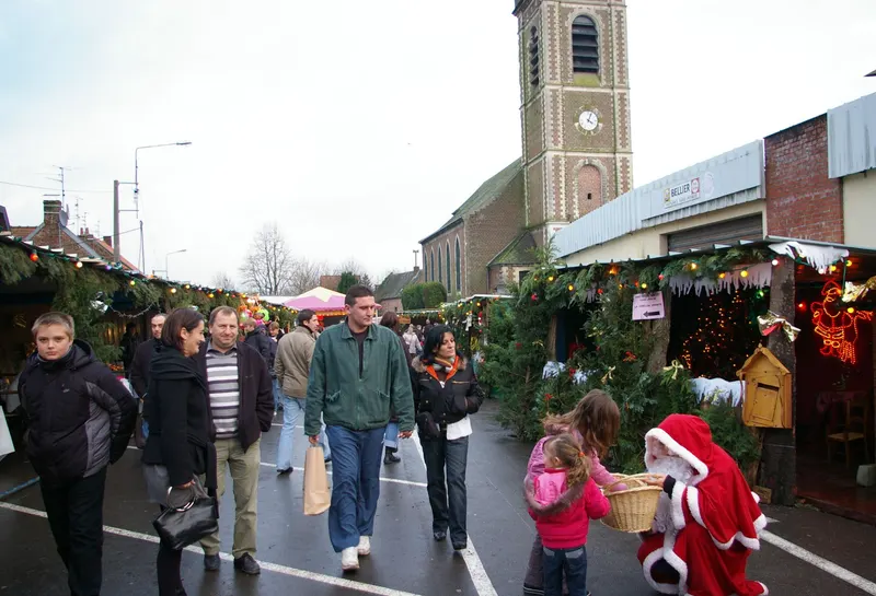 Chalets décorés d'un marché de Noël de village, avec le Père Noël et des enfants